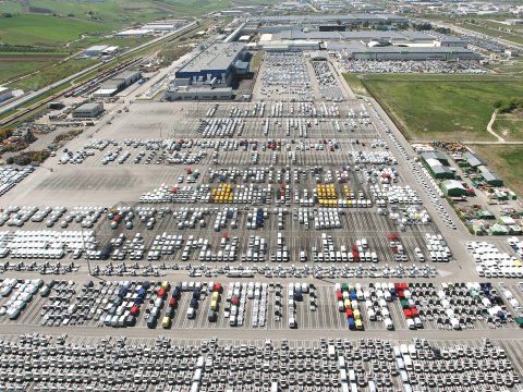 Veduta aerea del piazzale dove vengono parcheggiati i furgoni