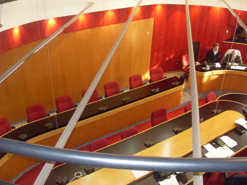 i banchi dell'opposizione vuoti