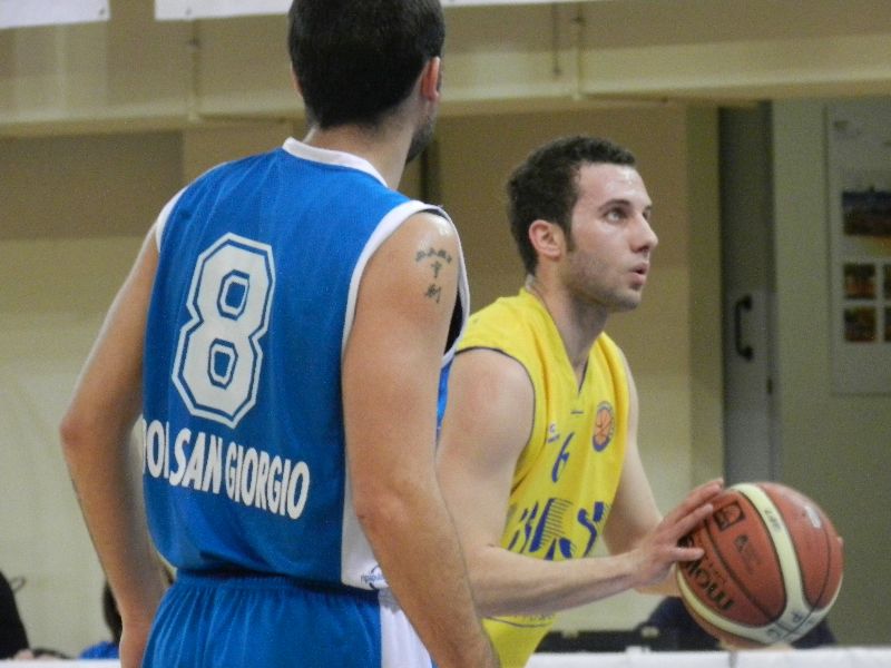 Raffaele Borromeo in lunetta. Contro la Sangio ha giocato la sua migliore gara stagionale segnando 19 punti e conquistando 7 rimbalzi