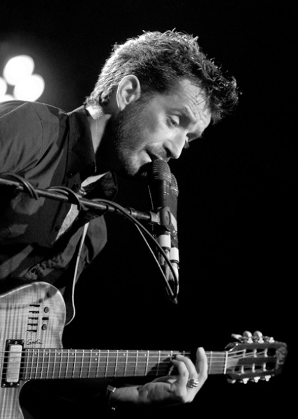 Il cantante Daniele Silvestri durante un'esibizione