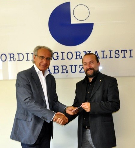 Il presidente Pallotta consegna il tesserino al direttore di www.altomolise.net, Francesco Bottone