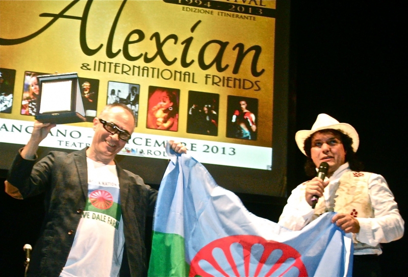 Roberto Malini solleva il Premio Phralipé 2013, mentre Santino Spinelli illustra le motivazioni del prestigioso riconoscimento