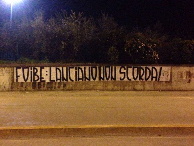 Lo striscione affisso da Casapound