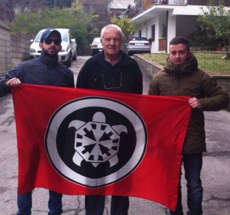 Il prof. Spadano con i ragazzi di Casapound