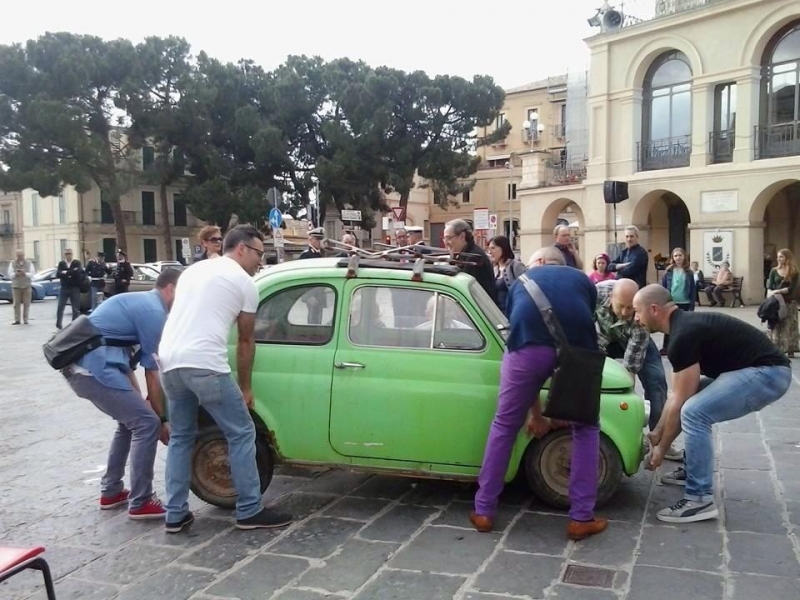 Lo spostamento della 500 fotografato da Federica Di Castelnuovo