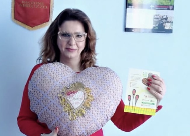 elena-sico-con-cuore-della-solidarieta.jpg