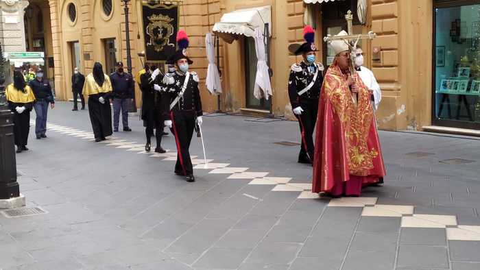 processione-con-il-vescovo.jpg